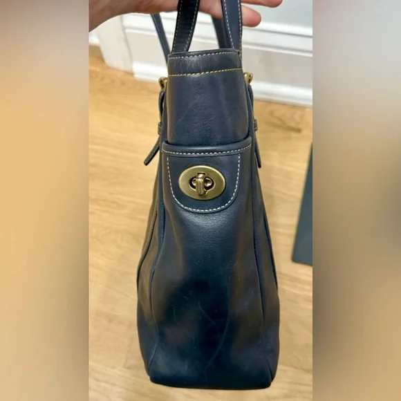 Coach Vintage Hamptons Shoulder/Tote Leather Bag in Navy w/ Embossed Logo - Picture 4 of 12